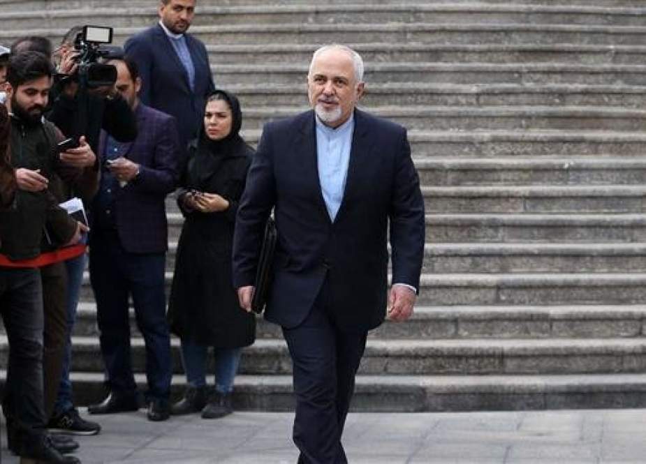 Iranian Foreign Minister Mohammad Javad Zarif walks after talking to reporters following a cabinet session in Tehran on December 5, 2018. (Photo by IRNA)
