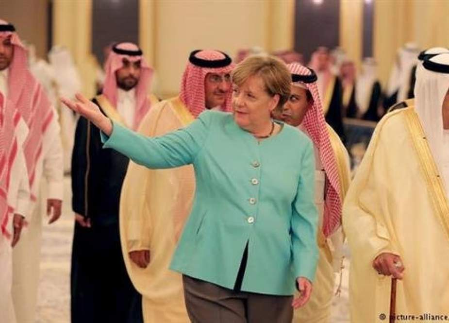 German Chancellor Angela Merkel meeting King Salman of Saudi Arabia during her visit to the Arab country on April 30, 2017 (Photo by DPA)