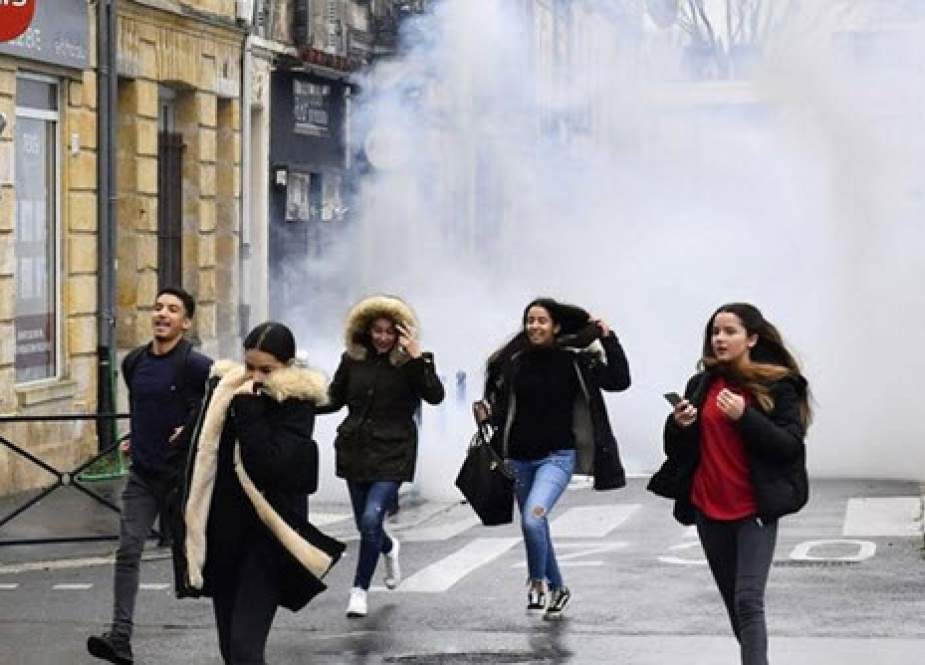 رفتار تحقیرآمیز پلیس فرانسه با دانش‌آموزان معترض