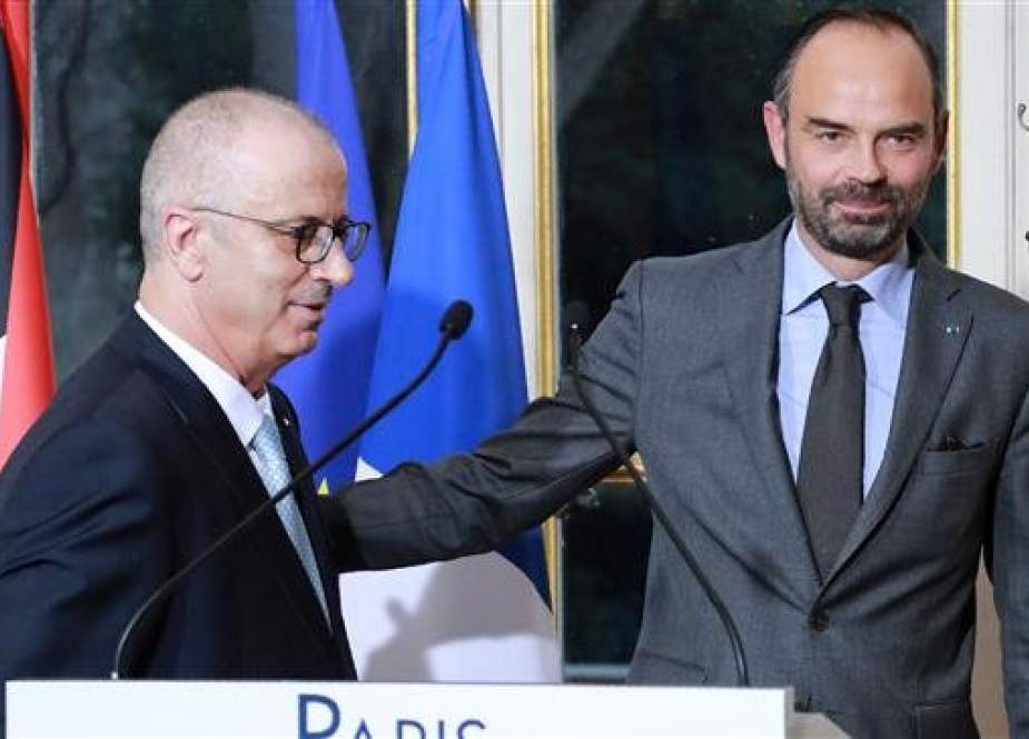Palestinian Prime Minister Rami Hamdallah (L) and French Prime Minister Edouard Philippe attend a press conference at the Hotel Matignon in Paris, on December 7, 2018. (Photo by AFP)