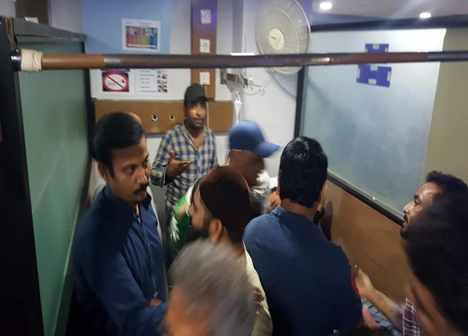 کراچی میں ایم کیو ایم پاکستان کے زیراہتمام محفل میلاد میں کریکر دھماکہ