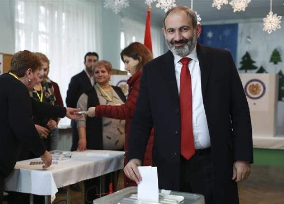 Acting Armenian Prime Minister Nikol Pashinyan casts his ballot in a polling station in the capital, Yerevan, on December 9, 2018. (Photo by AP)