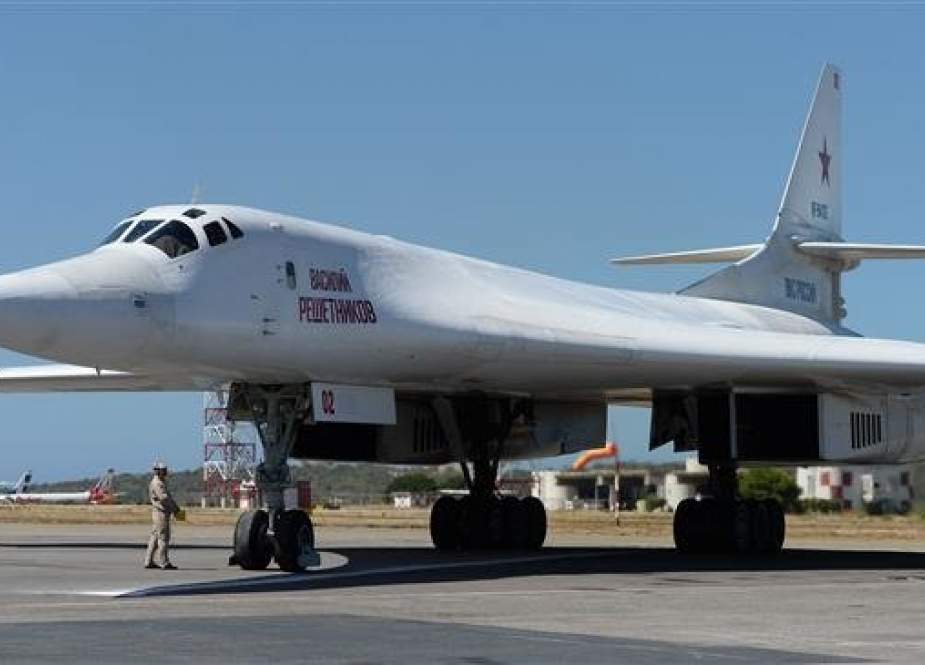 A Russian Tupolev Tu-160 strategic long-range heavy supersonic bomber aircraft is pictured on landing at the Maiquetia International Airport, just north of Caracas, Venezuela, on December 10, 2018. (Photo by AFP)