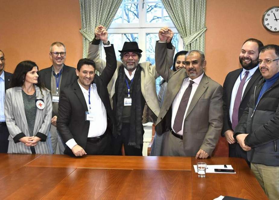 Representatives of Yemen’s Houthi delegation (L) and those of the former Saudi-backed government (R) pose for a picture with delegates from the office of the UN Special Envoy for Yemen and the International Red Cross Committee (ICRC) during peace talks in Rimbo, north of Stockholm, Sweden, December 11, 2018. (Photo by AFP)