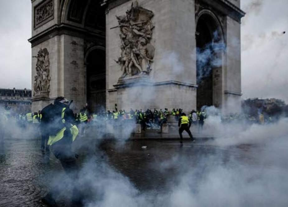 بوی جنگ داخلی در خیابان‌های پاریس/ آیا دولت جوان مکرون جوان‌مرگ می‌شود؟ +عکس