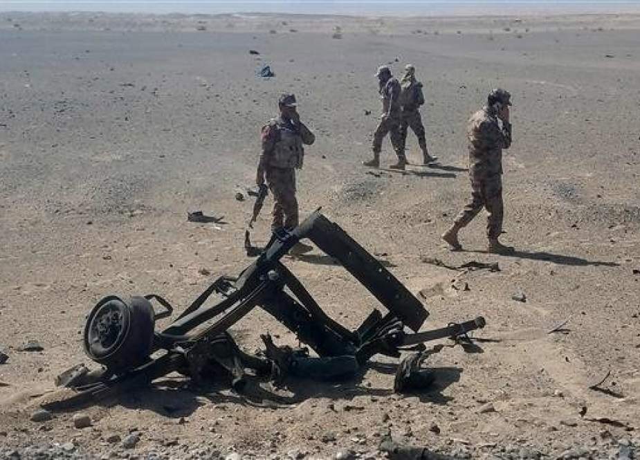 The file photo shows Pakistani security personnel inspecting the site of an attack in Dalbandin region, about 340 kilometers from Quetta, the capital of the southwestern province of Balochistan, on August 11, 2018. (Photo by AFP)