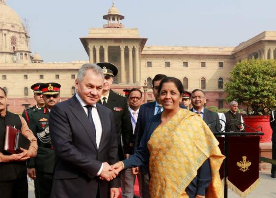 Russian Defense Minister Sergei Shoigu, left, is seen with his Indian counterpart Nirmala Sitharaman in New Delhi, on December 13, 2018. (Photo by AP)