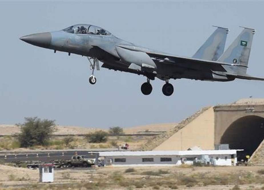 This photo shows a Saudi F-15 fighter jet landing at the Khamis Mushayt military air base, some 880 kilometers from the capital Riyadh, on November 16, 2015. (Photo by AFP)