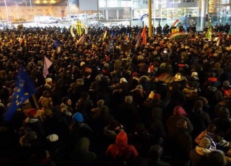 تجمع هزاران نفر از مردم مجارستان در مقابل مقر تلویزیون دولتی