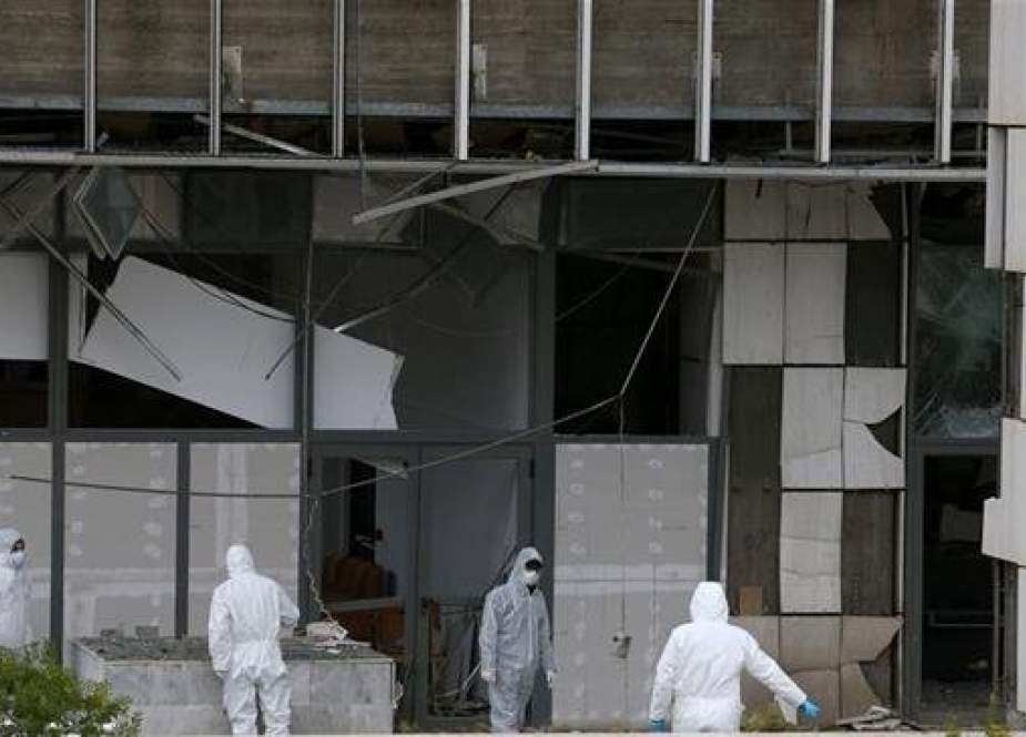 Greek police experts search for evidence after a bomb blast at the Court of Appeal in Athens on December 22, 2017. (Photo by AFP)
