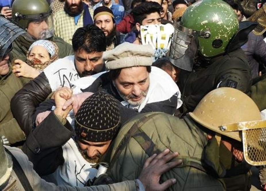 Kashmiri pro-independence leader Yasin Malik (C) along other demonstrators clash with Indian police during a rally in Srinagar on December 17, 2018. (Photo by AFP)