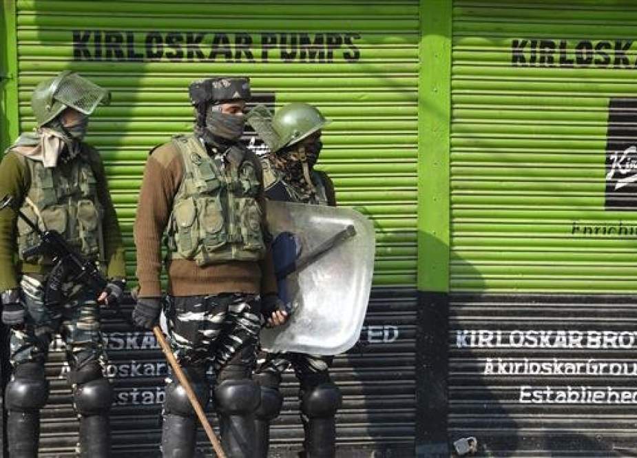 Indian paramilitary troopers stand guard in front of closed shops during the third day of strike called by Kashmiris, in Srinagar on December 17, 2018. (Photo by AFP)