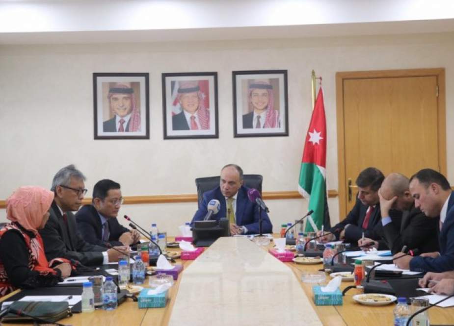 Delegasi Badan Kerja Sama Antar-Parlemen (BKSAP) DPR RI (kiri) dengan pengurus Kamar Dagang Amman (ACC) di Yordania.jpg