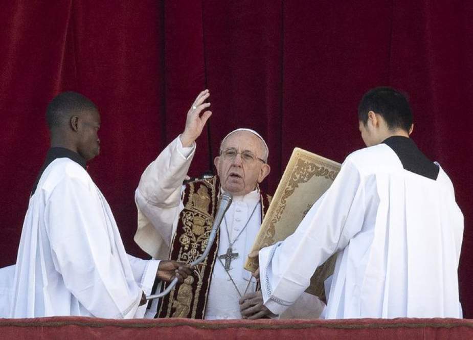 Paus Fransiskus memberikan berkat dan Pesan Natal Urbi et Orbi di Lapangan Santo Petrus, Vatikan.jpg