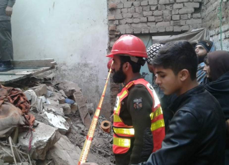 پشاور، گھر کی چھت گرنے سے 3 بچے جاں بحق، والدین زخمی