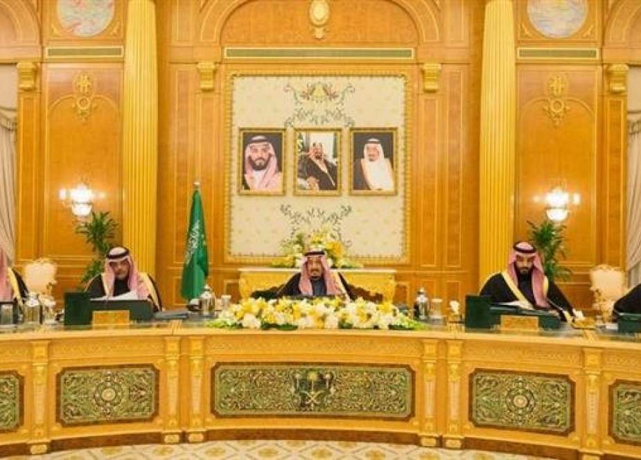 Saudi King Salman (C) chairing a cabinet meeting.jpg