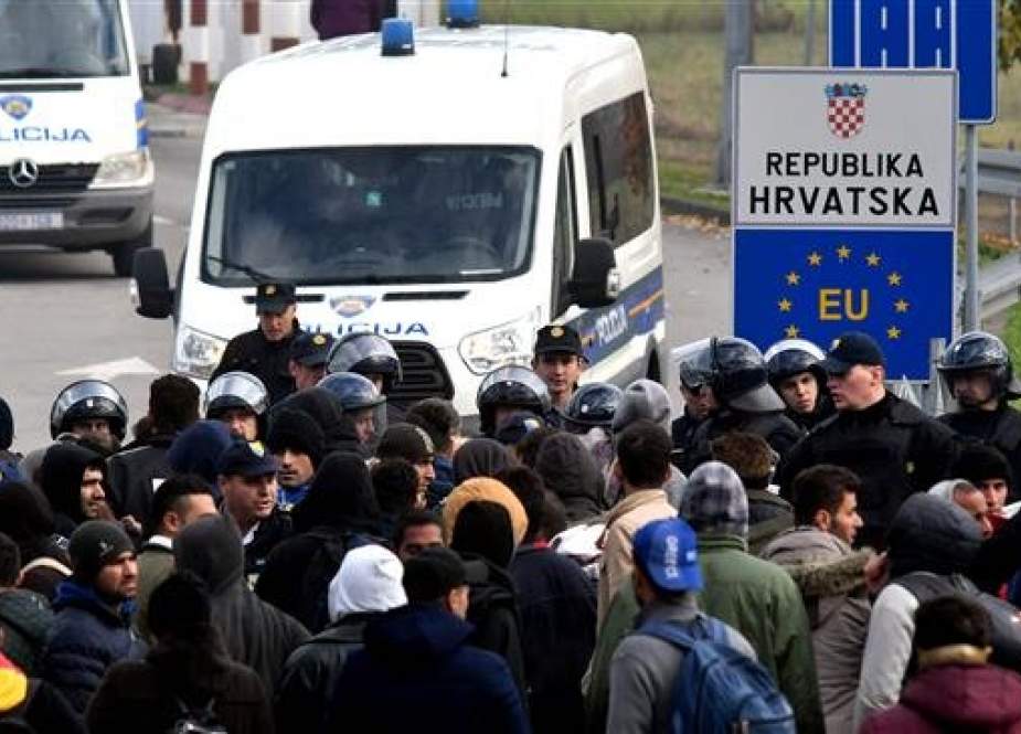 Refugees face mixed Bosnian and Croatian police road block during an illegal crossing attempt, at Maljevac border crossing with neighboring Croatia, near Northern-Bosnian town of Velika Kladusa, on October 24, 2018. (Photo by AFP)