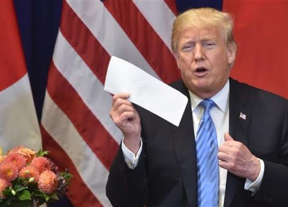 US President Donald Trump shows a letter he said he received the previous day from North Korean leader Kim Jong-un, on September 26, 2018. (Photo by AFP)