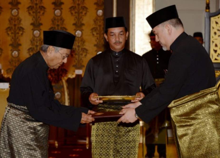 Mahathir Mohamad diambil sumpahnya sebagai Perdana Menteri Malaysia ke-7 oleh Sultan Muhammad V di istana di Kuala Lumpur, Malaysia.jpg
