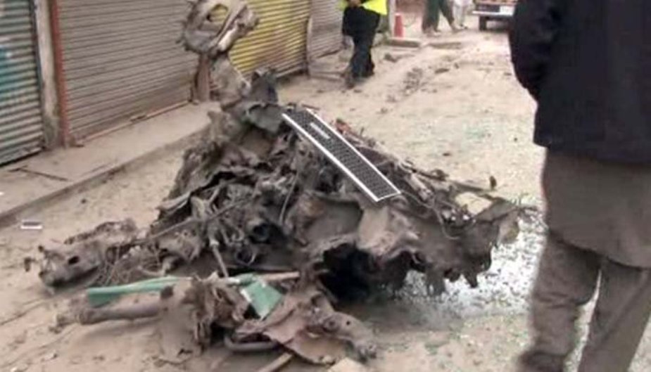 پشاور کے علاقے صدر کالاباڑی میں واقع ایک ہوٹل کے قریب ہوئے بم دھماکے کے مناظر