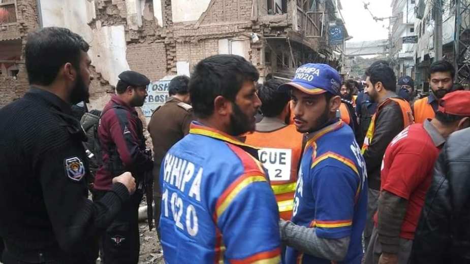 پشاور کے علاقے صدر کالاباڑی میں واقع ایک ہوٹل کے قریب ہوئے بم دھماکے کے مناظرپشاور کے علاقے صدر کالاباڑی میں واقع ایک ہوٹل کے قریب ہوئے بم دھ