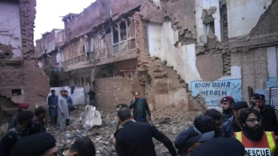 پشاور کے علاقے صدر کالاباڑی میں واقع ایک ہوٹل کے قریب ہوئے بم دھماکے کے مناظر