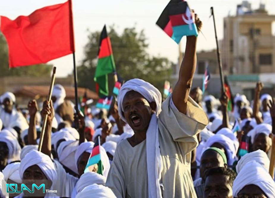 احتجاجات السودان... رئيس الوزراء يكشف الحل الوحيد للأزمة