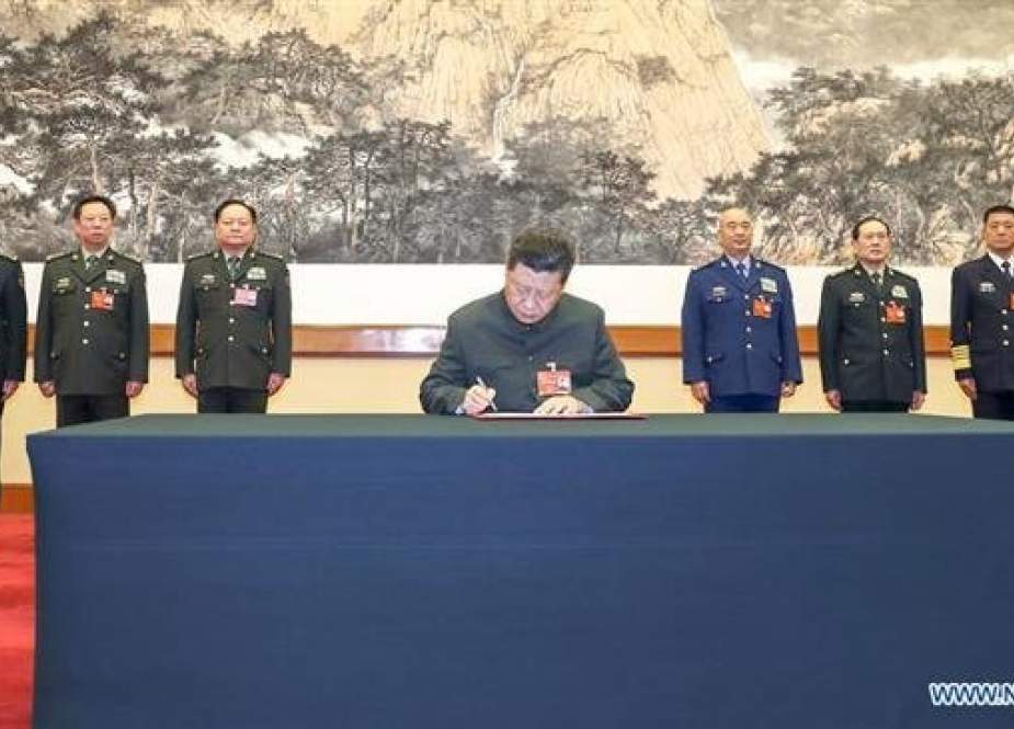 Chinese President Xi Jinping signs a mobilization order for the training of the armed forces at a CMC meeting held in the capital Beijing on January 4, 2019. (Photo by Xinhua)