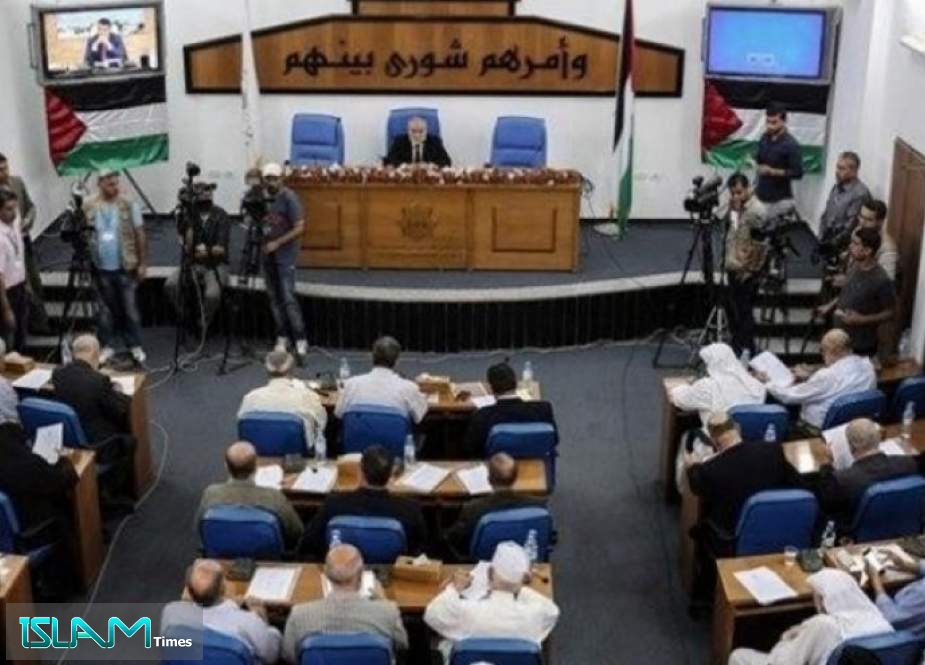 التشريعي يقر نزع الأهلية السياسية عن عباس بالأغلبية