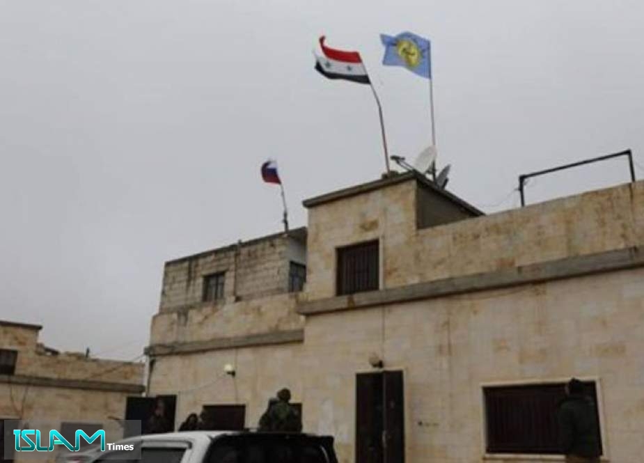‘‘مجلس منبج العسكري‘‘ يرفع العلم السوري على أحد مبانيه