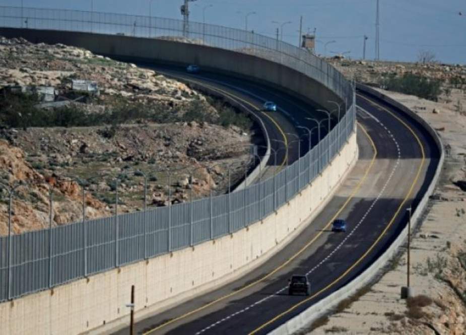 Jalan Apartheid, yang memisahkan jalur mobil Palestina dengan Israel di Jerusalem..jpg