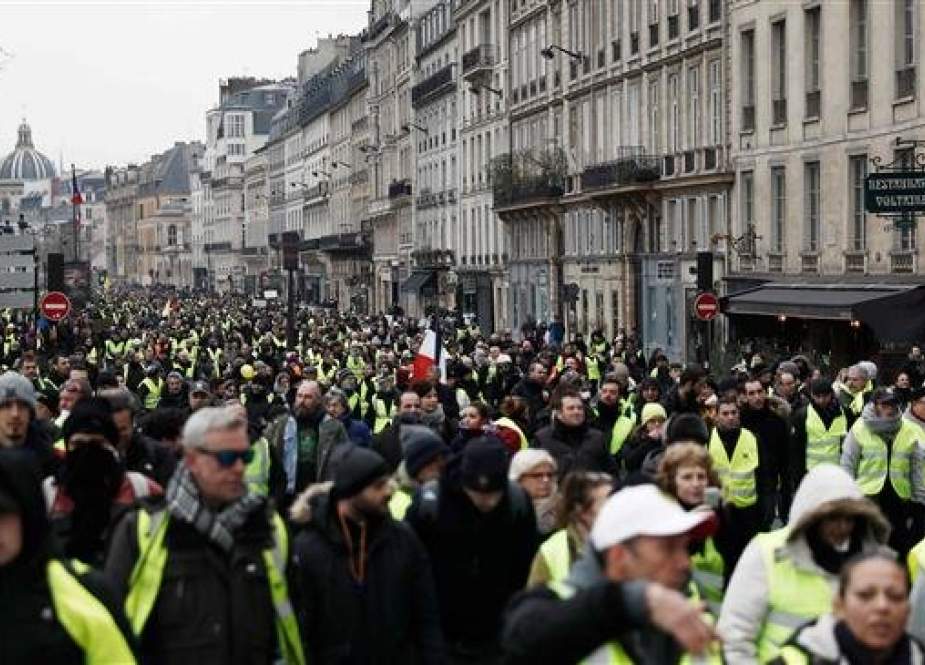 Protesters take part in an anti-government demonstration called by the "yellow vest" movement on January 5, 2019 in Paris. (Photo by AFP)