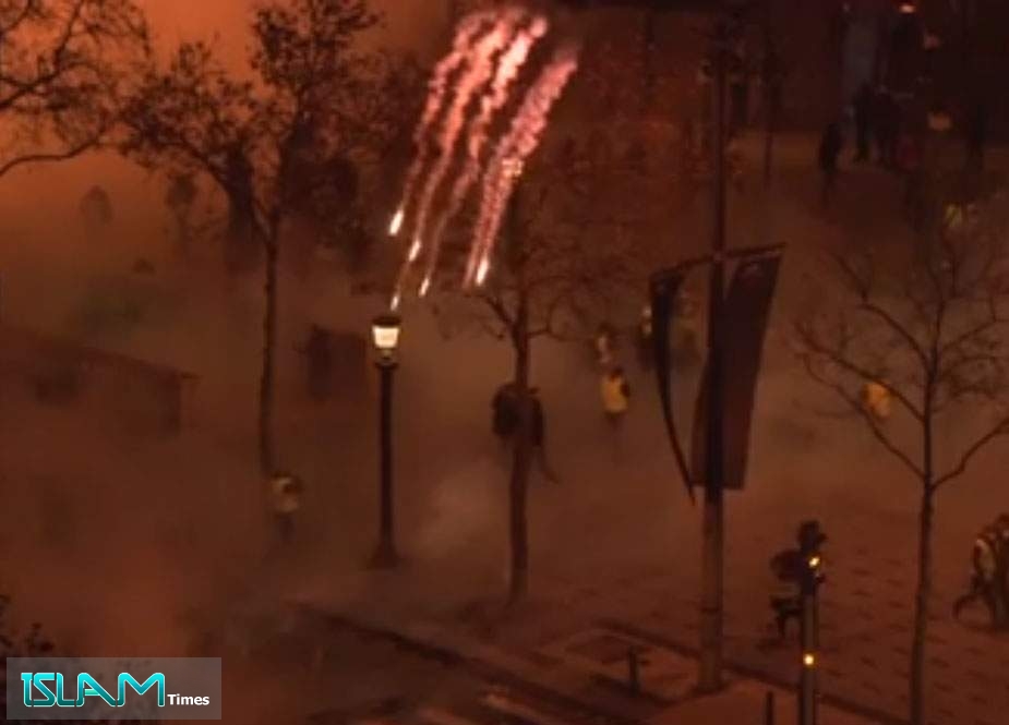 Fransa polisi Sarı Jiletlərə atəş açdı