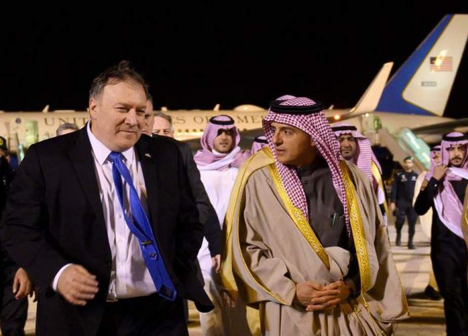 Menlu AS Mike Pompeo dan Menteri Urusan Luar Negeri Arab Saudi Adel al-Jubeir saat tiba di Bandara Riyadh.jpg