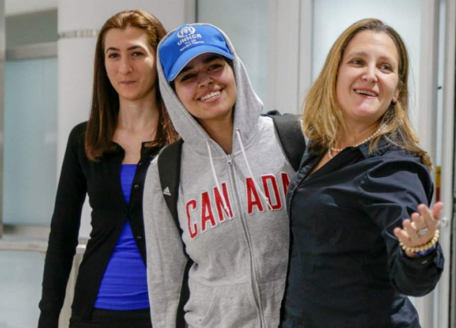 Asylum seeker Rahaf Mohammed al-Qunun (C), 18, smiles as she is introduced to the media at Toronto Pearson International Airport, alongside Canadian Minister of Foreign Affairs Chrystia Freeland (R), in Toronto, Canada, on January 12, 2019. (Photo by AFP)