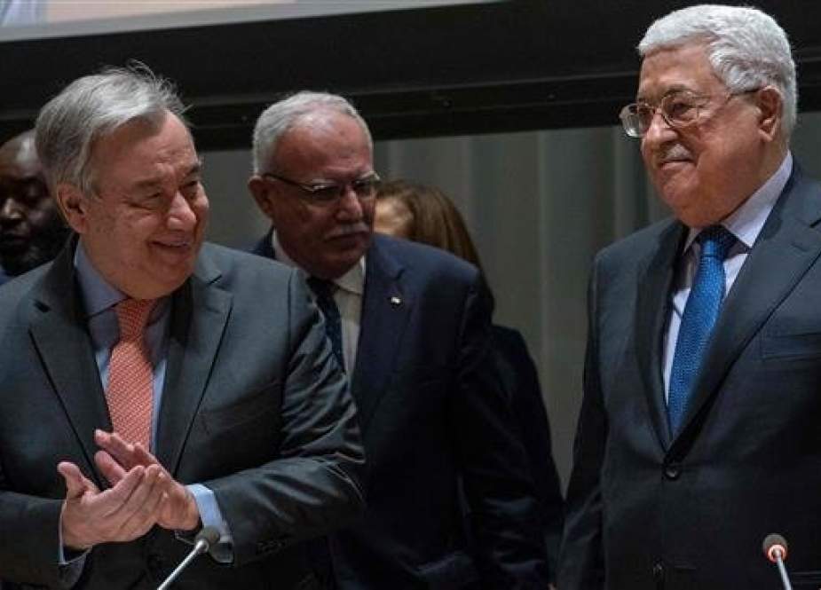 Palestinian President Mahmoud Abbas (R) is applauded by the United Nations Secretary General Antonio Guterres during a meeting of the Group of 77 (G77) at the UN headquarters in New York on January 15, 2019. (Photo by AFP)