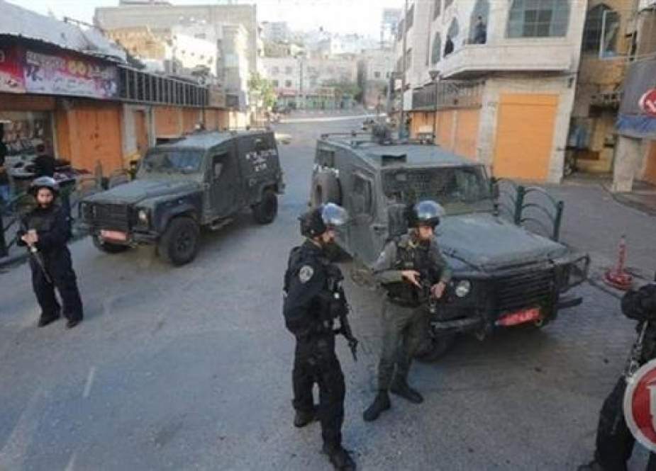 Israeli forces block areas in the Palestinian city of al-Khalil.jpg