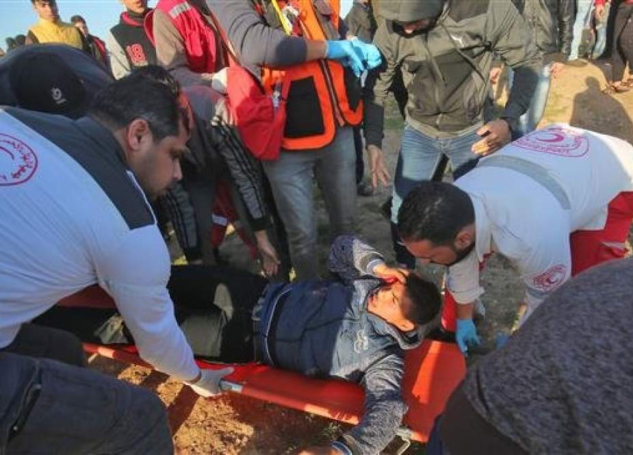 Palestinian paramedics carry an injured protester during clashes with Israeli forces following a demonstration along the border between the besieged Gaza Strip and Israeli-occupied territories on January 18, 2019. (Photo by AFP)