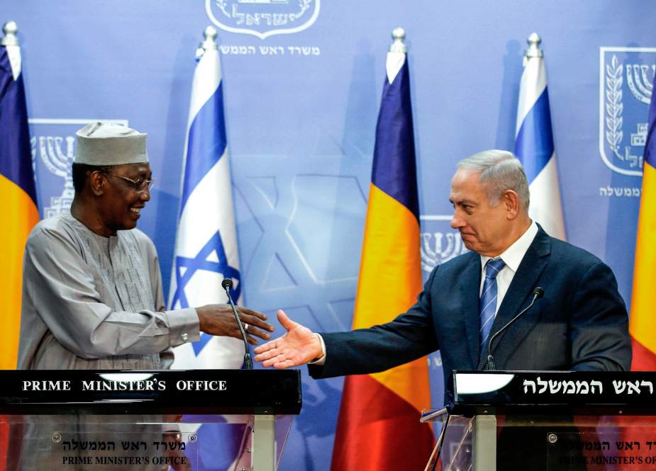 Chadian President Idriss Deby (L) shakes hands with Israeli Prime Minister Benjamin Netanyahu during a meeting at the presidential palace in N