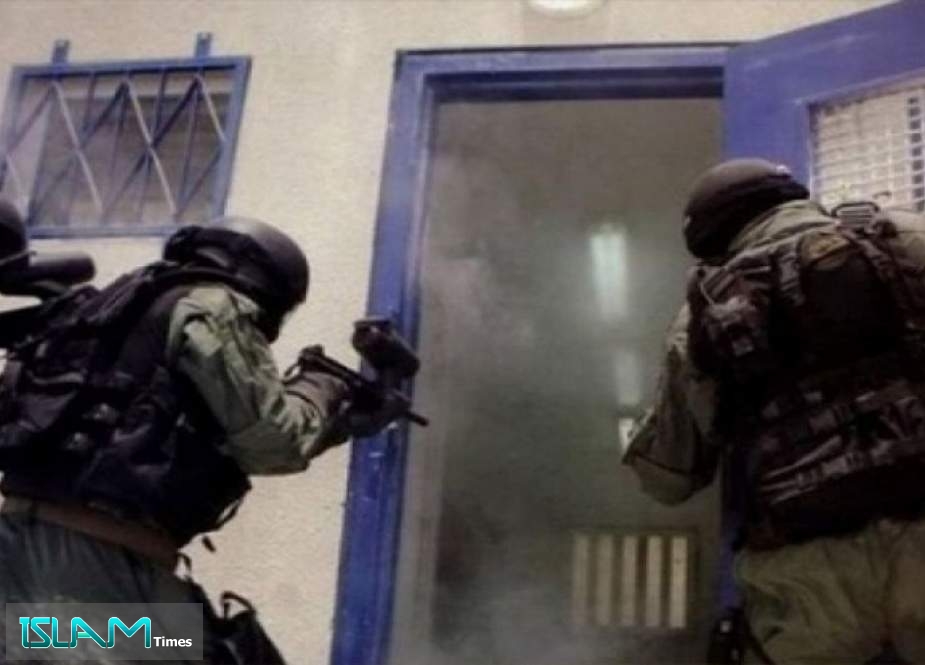 إصابة 100 أسير فلسطيني باعتداء قوات القمع على معتقل عوفر