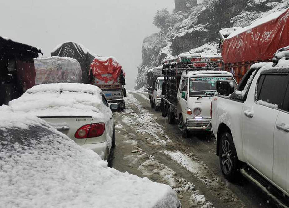 شدید برفباری، شاہراہ قراقرم چار مقامات پر بند، سینکڑوں مسافر  پھنس گئے