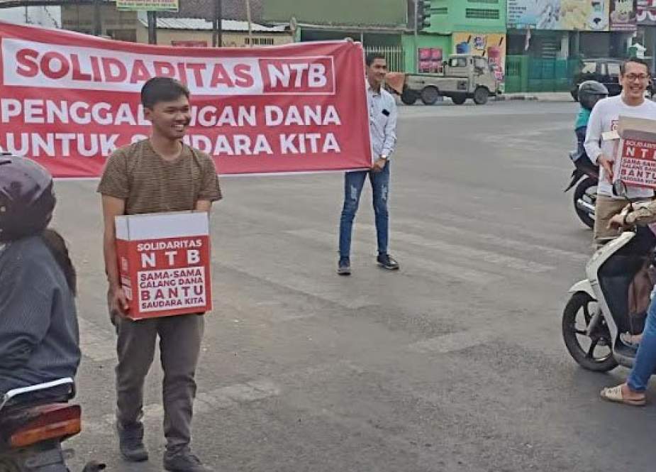 Sejumlah pemuda dari beberapa komunitas di Kota Madiun menggalang dana bagi korban gempa Lombok. [Foto: surabaya.tribunnews]