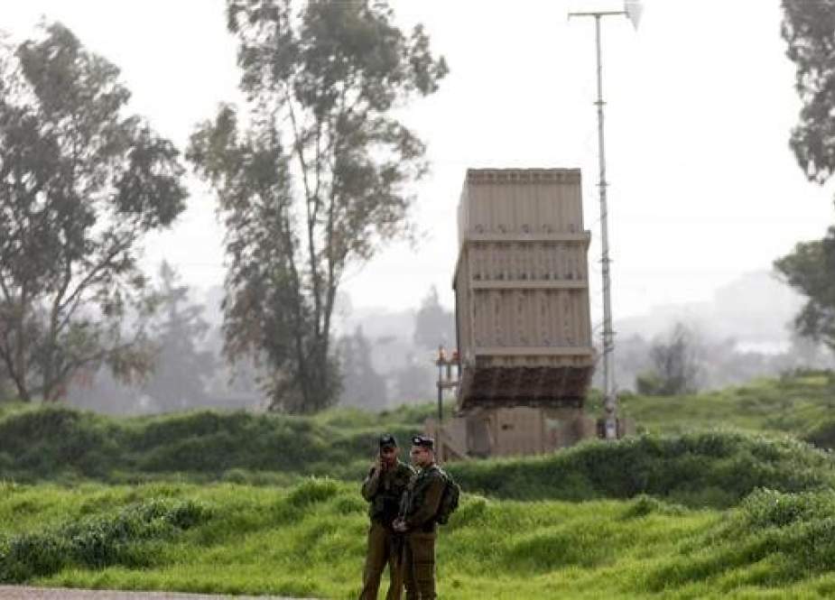 Israeli soldiers stand near an "Iron Dome" missile battery deployed in Tel Aviv on January 24, 2019. (Photo by AFP)