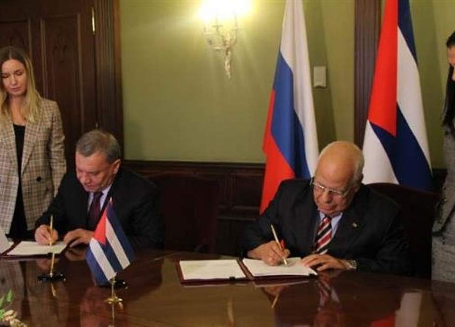 Russian Deputy Prime Minister Yuri Borisov (L) and Cuban Vice President Ricardo Cabrisas sign a document in Havana on Jan. 25, 2019.