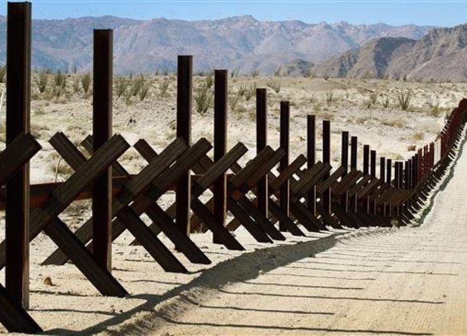A steel barrier runs along the border of the United States and Mexico on January 26, 2019 near Calexico, California. (AFP photo)