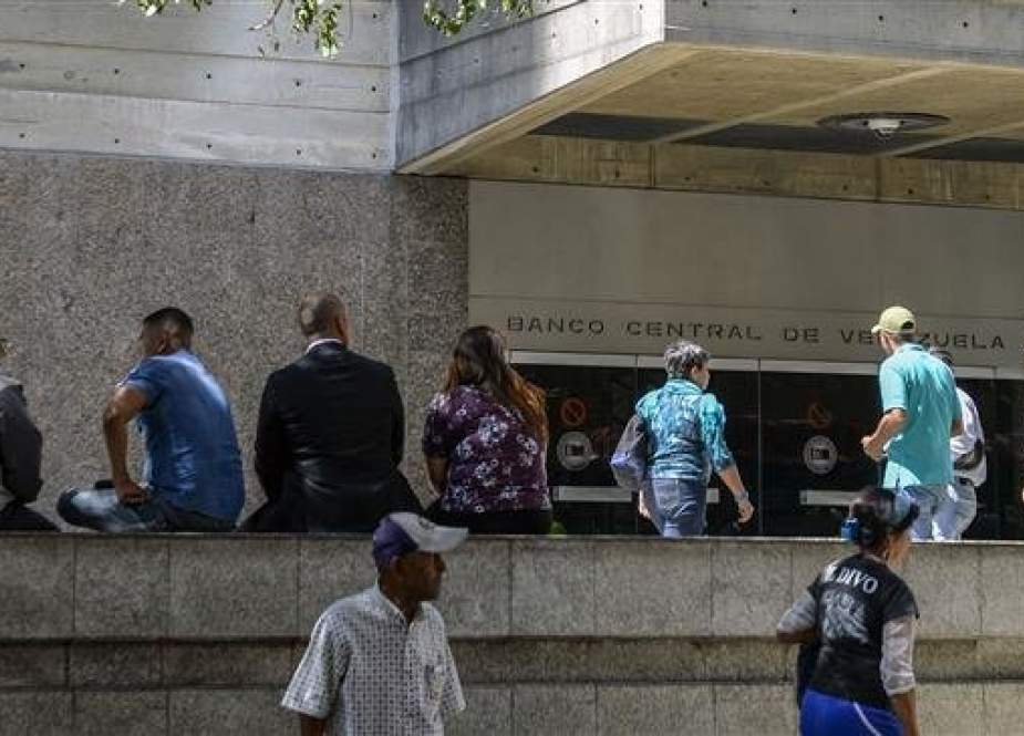 People remain outside the headquarters of the Central Bank of Venezuela, in Caracas, on January 28, 2019. (AFP photo)