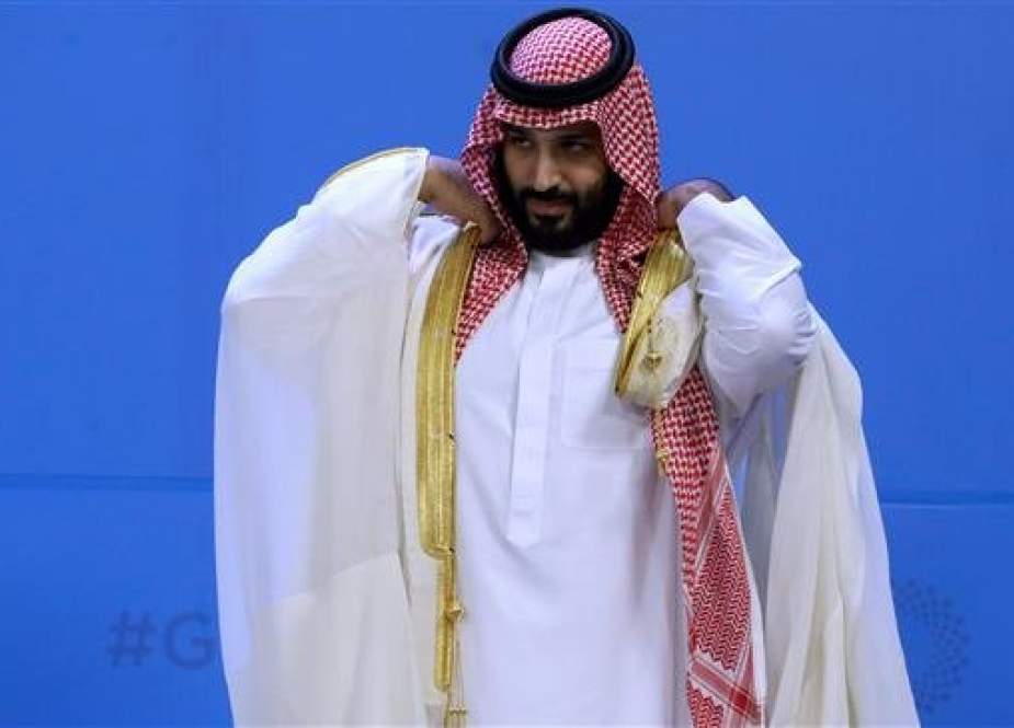 Saudi Crown Prince Mohammed bin Salman strengthens his djellaba during the G20 Leaders