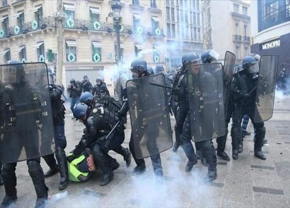 Fransada polisin “sarı jiletlilər”ə qarşı ifrat güc tətbiqi halları araşdırılır