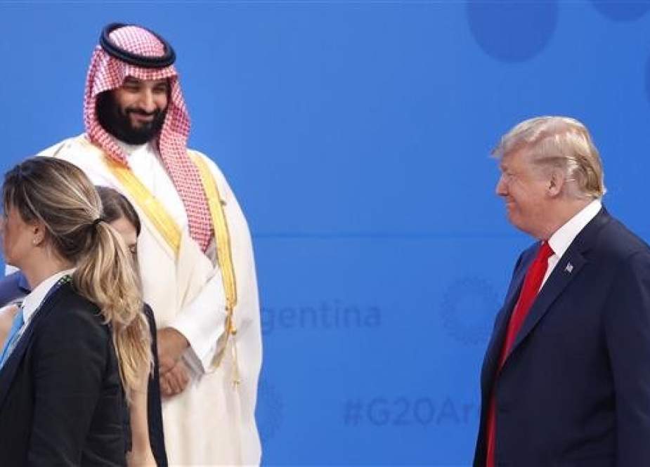 US President Donald Trump (R) smiles as he walks past Saudi Crown Prince Mohammed bin Salman, as he joins other heads of state for a family photo at the G20 summit in Buenos Aires, Argentina, November 30, 2018. (Photo by AP)