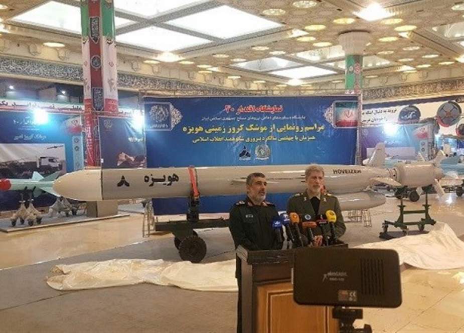 Rudal terbaru Iran, Hoveyzeh, dipamerkan dalam pameran pencapaian pertahanan di Tehran pada Sabtu (2/2) waktu setempat. (Tasnim)
